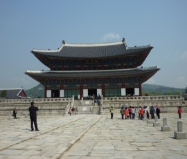 正面の勤政殿は、国家行事が行われた宮廷の中心