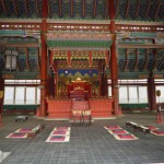 勤政殿内の王の執務室。立派な玉座が置かれる