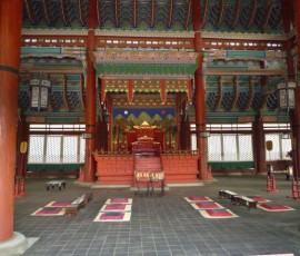 勤政殿内の王の執務室。立派な玉座が置かれる