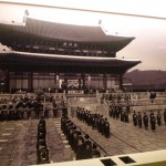 宮殿広場での王への拝謁(はいえつ)の再現写真