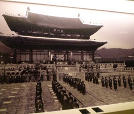 宮殿広場での王への拝謁(はいえつ)の再現写真