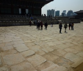 広場は賊が走って逃げにくいように、わざとガタガタに整備