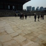 広場は賊が走って逃げにくいように、わざとガタガタに整備