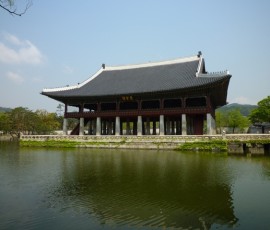 韓国最大の木造楼閣・慶会楼。王の宴会の場