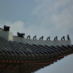 屋根の上の三蔵法師の列は、王の権威を表す