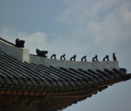 屋根の上の三蔵法師の列は、王の権威を表す