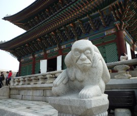 宮殿には十二支の動物像。こちらの猿はオス(?)