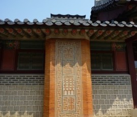 オンドルの煙突が美しく飾られる