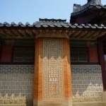 オンドルの煙突が美しく飾られる