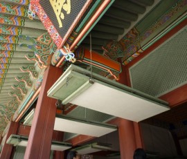 夏は窓を開け放ち風通しよく暮らす