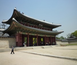世界遺産に登録される昌徳宮(チャンドックン)の正門・敦化門