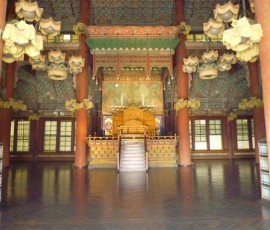 儀式を行う仁政殿内の執務室