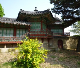 法隆寺の夢殿みたいな形の建物
