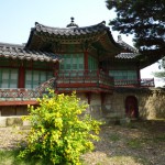 法隆寺の夢殿みたいな形の建物