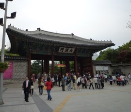 正面の大漢門では衛兵の交代儀式が執り行われる