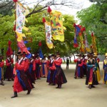 交代の儀式に向かう衛兵の隊列