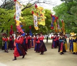 交代の儀式に向かう衛兵の隊列