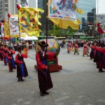 正門の前で整列