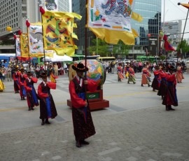 正門の前で整列