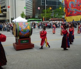太鼓を打ち鳴らし、儀式の合図