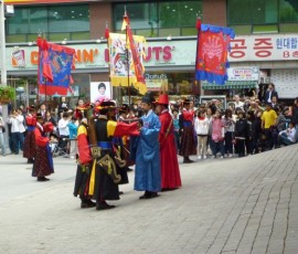 門の鍵の入った箱を受け渡し、交代の儀式完了