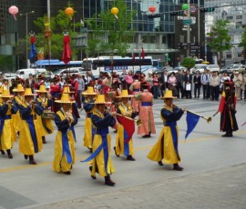 鼓笛隊が儀式の終了を告げる