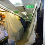 ビルの中のお店は、正午頃はまだたくさん閉まってます