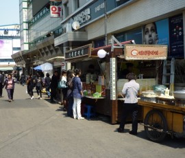 お昼時は、屋台に人が集まります