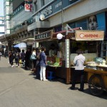 お昼時は、屋台に人が集まります