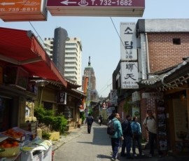 路地に入ると、昔風のたたずまい