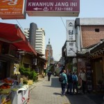 路地に入ると、昔風のたたずまい