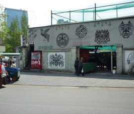 ここは屋台の倉庫。そろそろ出勤の時刻です