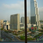 ホテルの寝室の向かいは、商品見本市会場COEX(コエックス)