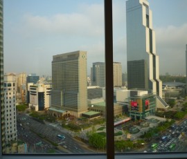 ホテルの寝室の向かいは、商品見本市会場COEX(コエックス)