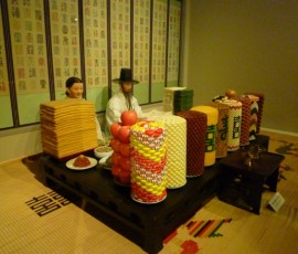 ともに歳を重ねれば長寿の祝いとなります(国立民俗博物館の展示物)