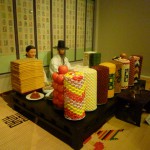 ともに歳を重ねれば長寿の祝いとなります(国立民俗博物館の展示物)