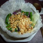鶏肉とナッツのレタスカップ包み