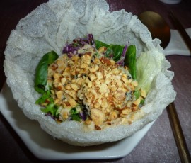 鶏肉とナッツのレタスカップ包み