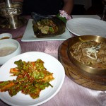 プルコギ(タレにつけ込んだ焼肉)と、あちら側は牛と貝柱の炒め物