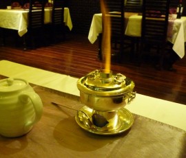 火が運ばれ、鍋の準備