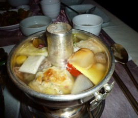 神仙炉(シンソルロ)は、牛、鶏、魚介類、野菜と自然界のごった煮