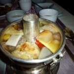 神仙炉(シンソルロ)は、牛、鶏、魚介類、野菜と自然界のごった煮