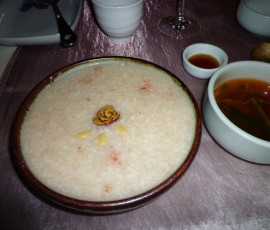 わたしが頼んだおかゆ。水キムチもさっぱりしておいしい