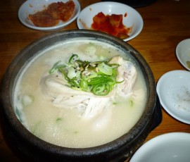 観光第一日目のお昼は、サムゲタン(参鶏湯)