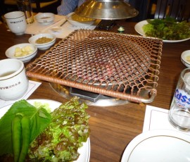 その晩はプルコギ屋さんに案内される