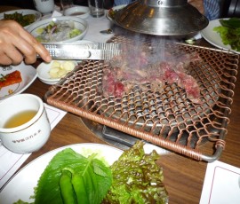 お店の人が焼いてくれます