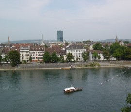 川には渡し船が