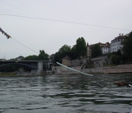 渡し船はワイヤーで吊られ、動力がありません