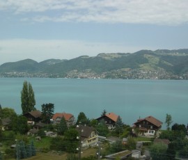 スイスらしい湖の色