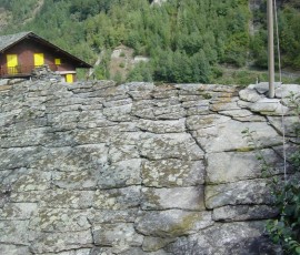 この辺りの屋根は石葺きなのです